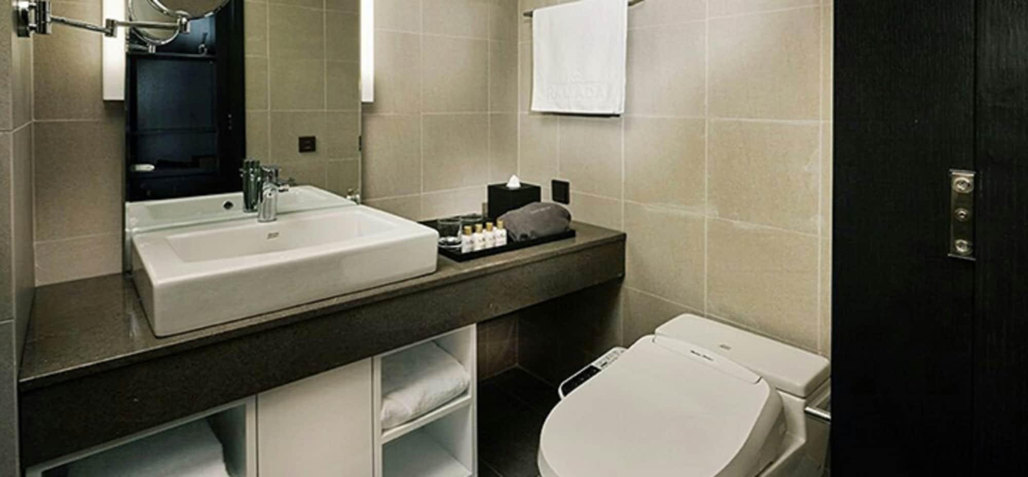 Hotel Ramada By Wyndham Gunsan Zewnętrze zdjęcie